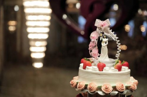 Des Figurines Pour Décorer Un Gâteau De Mariage